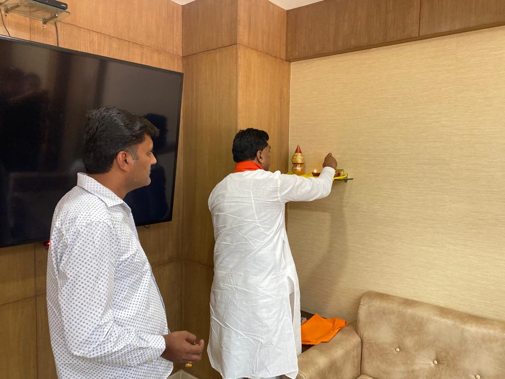KamalPatelBJP's tweet photo. आज भगवान की पूजा-अर्चना कर वल्लभ भवन भोपाल स्थित कार्यालय का शुभारंभ किया। https://t.co/oPNTyTknaP