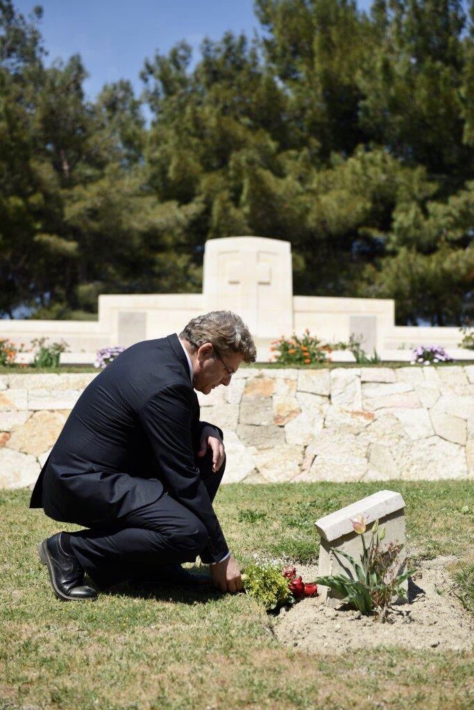 pjkong1969's tweet image. For #AnzacDay my ⁦@CWGC⁩ colleague ⁦@bnbgundogan⁩ has laid wreaths and flowers at a number of our sites on #Gallipoli  Our small tribute as custodians of these places on behalf of all those who can’t be there today. #WeWillRememberThem