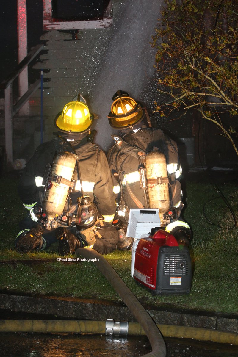 pauls612's tweet photo. Few images from a 2nd alarm @WorcesterFD on Trowbridge Circuit off hope avenue around 3:30 am. House under renovations was well invovled on arrival. @WorcesterFD1009 @telegramdotcom @ctfirephoto https://t.co/4hDu11jWNn https://t.co/1qVX9dYDgt