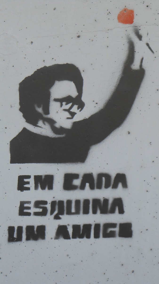 gazte's tweet photo. "Em cada esquina um amigo
Em cada rosto igualdade
Grândola, vila morena
Terra da fraternidade"

#RevolucaoDosCravos
#KrabelinenIraultza
#25abril1974 https://t.co/EnG2Bxsyrt