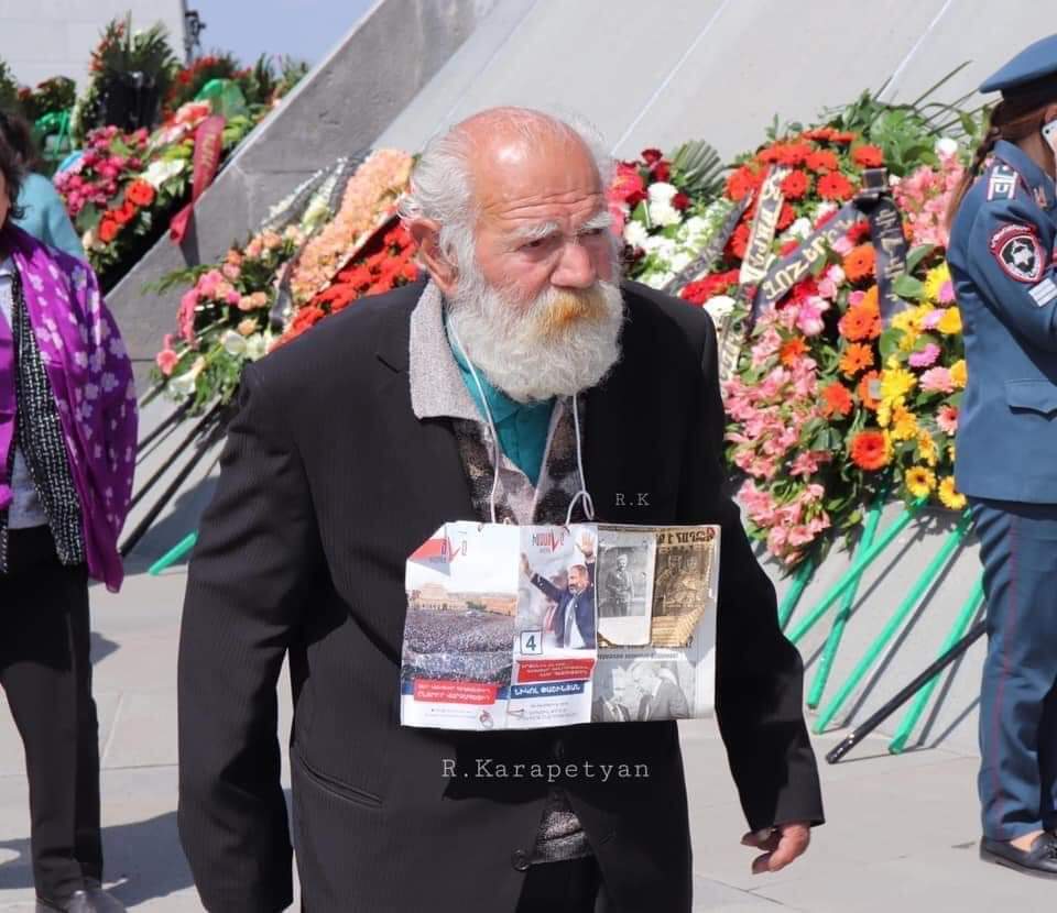 Pretty low of  @NikolPashinyan to use an old man as propaganda material like this on April 24th of all days. This appears to have been a coordinated media campaign.1/n