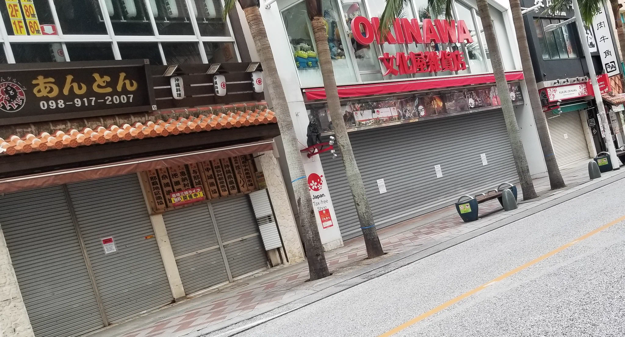 沖縄の国際通りの現在の状況がこちら。これで沖縄に来る人は何しにくるの？？