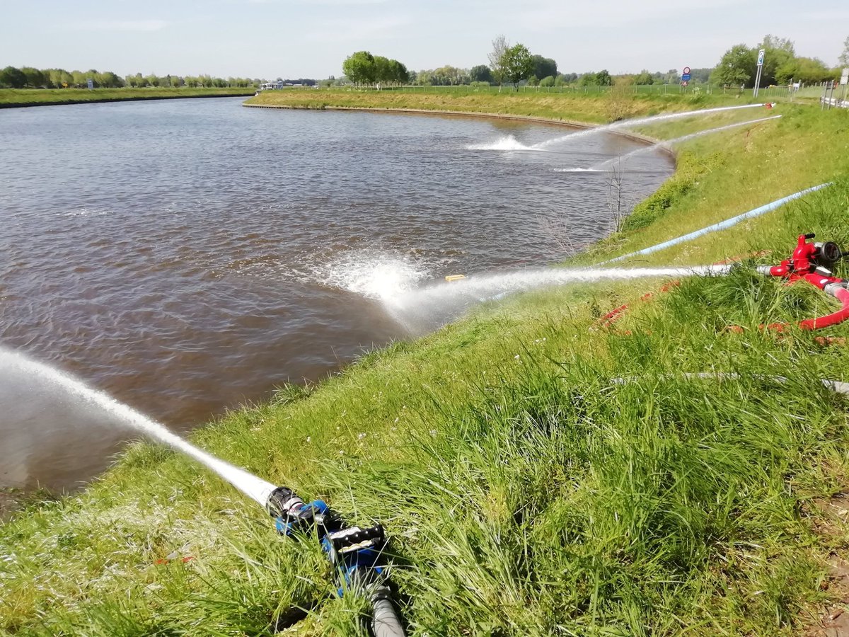 bzcentrum's tweet photo. De brandweer probeert met beluchters en pompen extra zuurstof in het Scheldewater te krijgen. Twee weken geleden belandde er in Frankrijk 100.000 m³ vervuild water in de Schelde en dat veroorzaakt grote vissterfte. @Vlaamsewaterweg volgt de verontreiniging op, wij blijven paraat. https://t.co/lyENhNtv8F