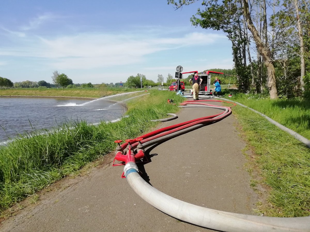 bzcentrum's tweet photo. De brandweer probeert met beluchters en pompen extra zuurstof in het Scheldewater te krijgen. Twee weken geleden belandde er in Frankrijk 100.000 m³ vervuild water in de Schelde en dat veroorzaakt grote vissterfte. @Vlaamsewaterweg volgt de verontreiniging op, wij blijven paraat. https://t.co/lyENhNtv8F