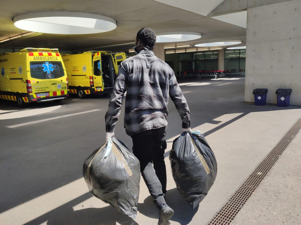 Aquesta foto és d'ahir: el nostre company Aziz entregant bates i mascaretes per l'equip sanitari de l' <a href="/hospitaldelmar/">Hospital del Mar</a> de Barcelona! Seguim! ✊