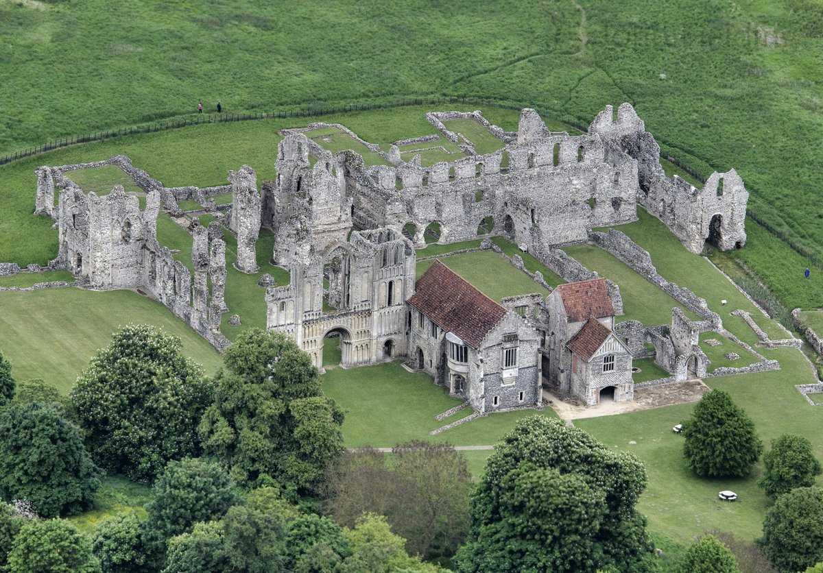 Anyway, Castle Acre Priory. The ruins look impressive, but other than the W end by the Prior's lodgings (which were maintained roofed as a residence), architectural detail was lost as the building was progressively quarried from E to W, leaving little more than bare rubble core.