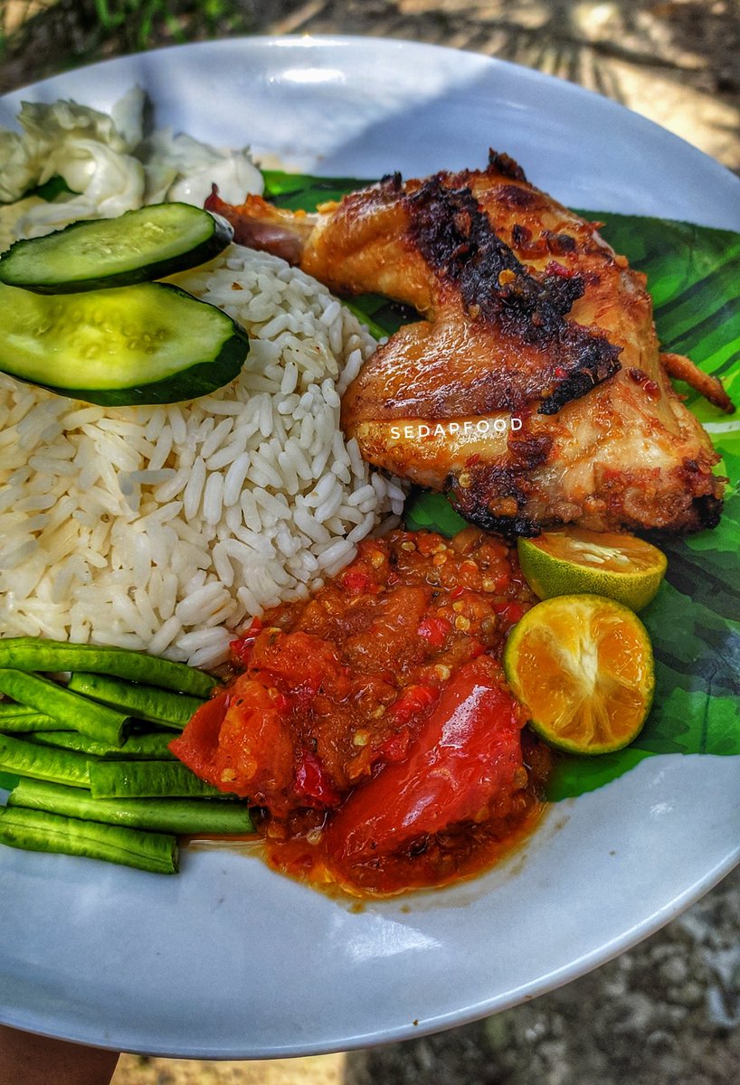 sedapfood's tweet image. Ok, sekarang kita buat sambal pulak.

Bahan-bahan Sambal:

🌶5 batang cili merah | patahkan **
🌶4-5 biji bawang putih **
🌶1 biji bawang merah | saiz sederhana **
🌶1 genggam cili padi **
🌶1 biji tomato | belah 6
🌶Garam gula secukup rasa
🌶2 sb santan
#sambalpenyet #resepiayam