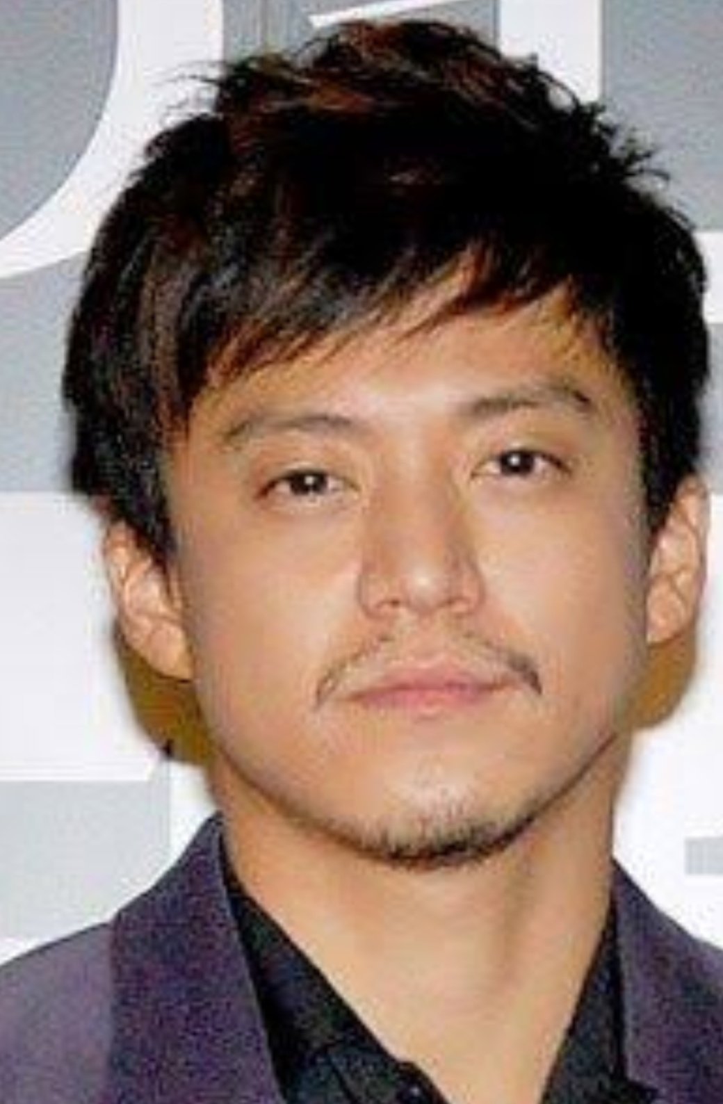 ポンとり天男 もともと髭薄いので週１でしか手入れしないんだけど 最近はラグビー選手みたいに顎だけ残してたら似合うと言われて勝手に上機嫌になってるよ コロナでマスクだから口髭も挑戦中 理想はこの人だけど 鼻の下全然のびなくて小栗旬状態なん