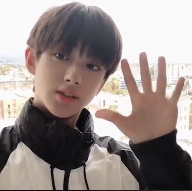 charming_312's tweet photo. 민규 셀카 모음 타래˚ ༘♡ ⋆｡˚ https://t.co/8QJZoNwIL8