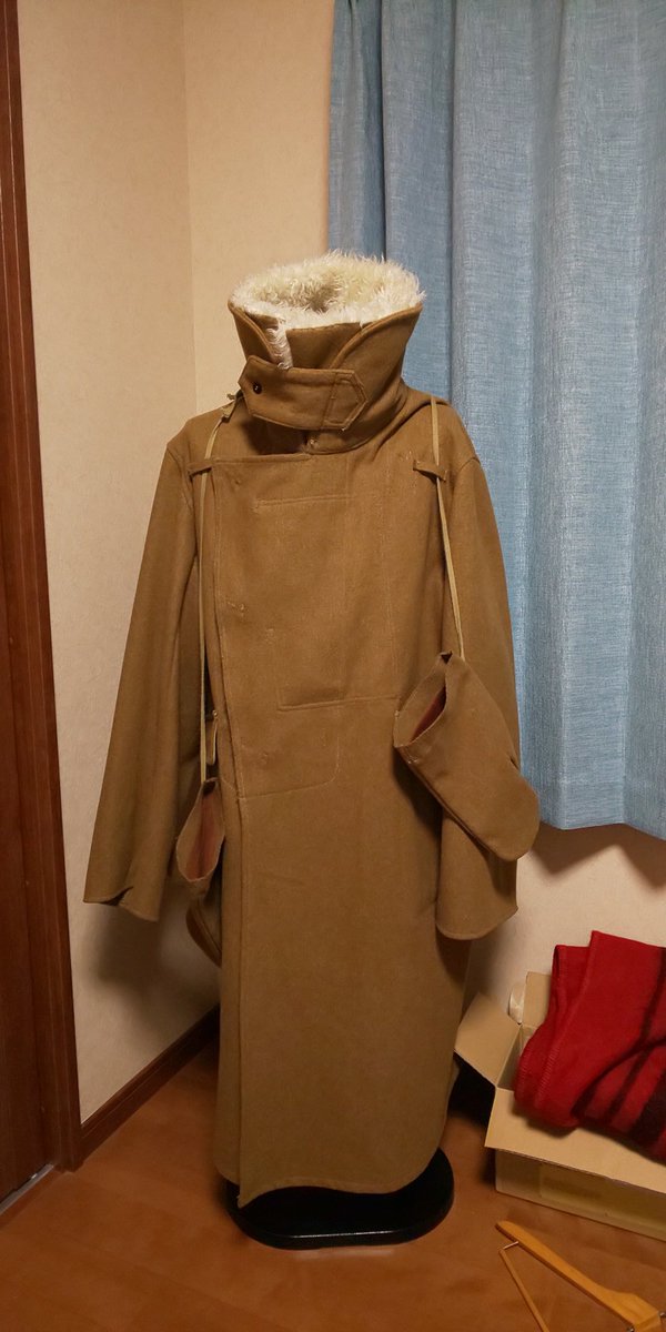 O Xrhsths サムハラ Sto Twitter 外套本体の襟には小頭巾が収納されていました