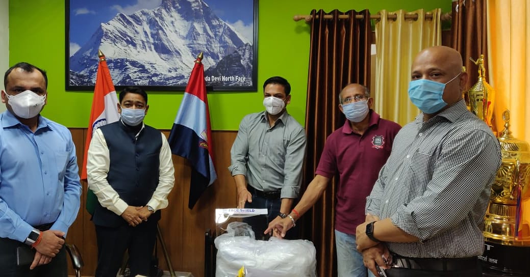 TheDSOBS's tweet photo. The Dsobs today donated the Second lot of the *PPEs kits* and One Lot of *Face Shields* to Uttarakhand Police today.
It was received by
Mr Ashok Kumar DG, Mr Amit Sinha IG and
Mr Abhinav Kumar IG (285 T, 1991)
#uttarakhand #faceshields #ppekits #thedsobs #godosco https://t.co/m4ymN0fl9L