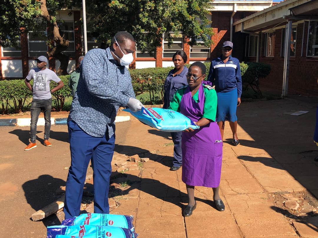 CCCZimbabwe's tweet photo. Our SG, @hwendec has been distributing mealie meal to vulnerable families in his Kuwadzana constituency in line with the party's drive to support the poor during this difficult time. He also took it upon himself to educate them on the importance of social distancing. #ZimLocπΏπΌ https://t.co/7u13DycuU9