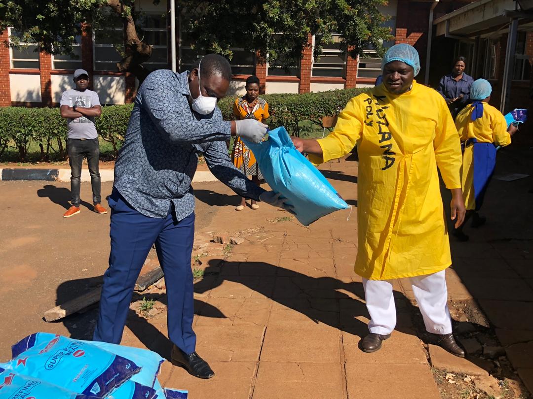CCCZimbabwe's tweet photo. Our SG, @hwendec has been distributing mealie meal to vulnerable families in his Kuwadzana constituency in line with the party's drive to support the poor during this difficult time. He also took it upon himself to educate them on the importance of social distancing. #ZimLocπΏπΌ https://t.co/7u13DycuU9