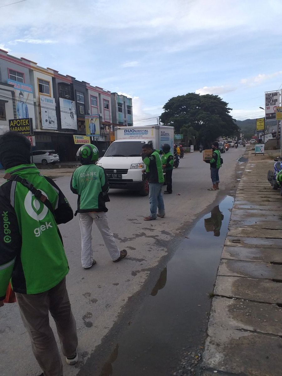 CanWidodo's tweet photo. GOJEK KENDARI...
berbagi Ta'jil Jelang buka puasa kpd Masy yg lewat.. Alhamdulillah..
#Ramadhan #hariKe2 #ojol #Kendari @kendarinews @KompasTVKendari @GojekOnTwitt @gojek24jam @LZoulid @lambe_ojol @lambeonlen @slankersdriver @Ojol_Gibah https://t.co/8m6ND1g8nR