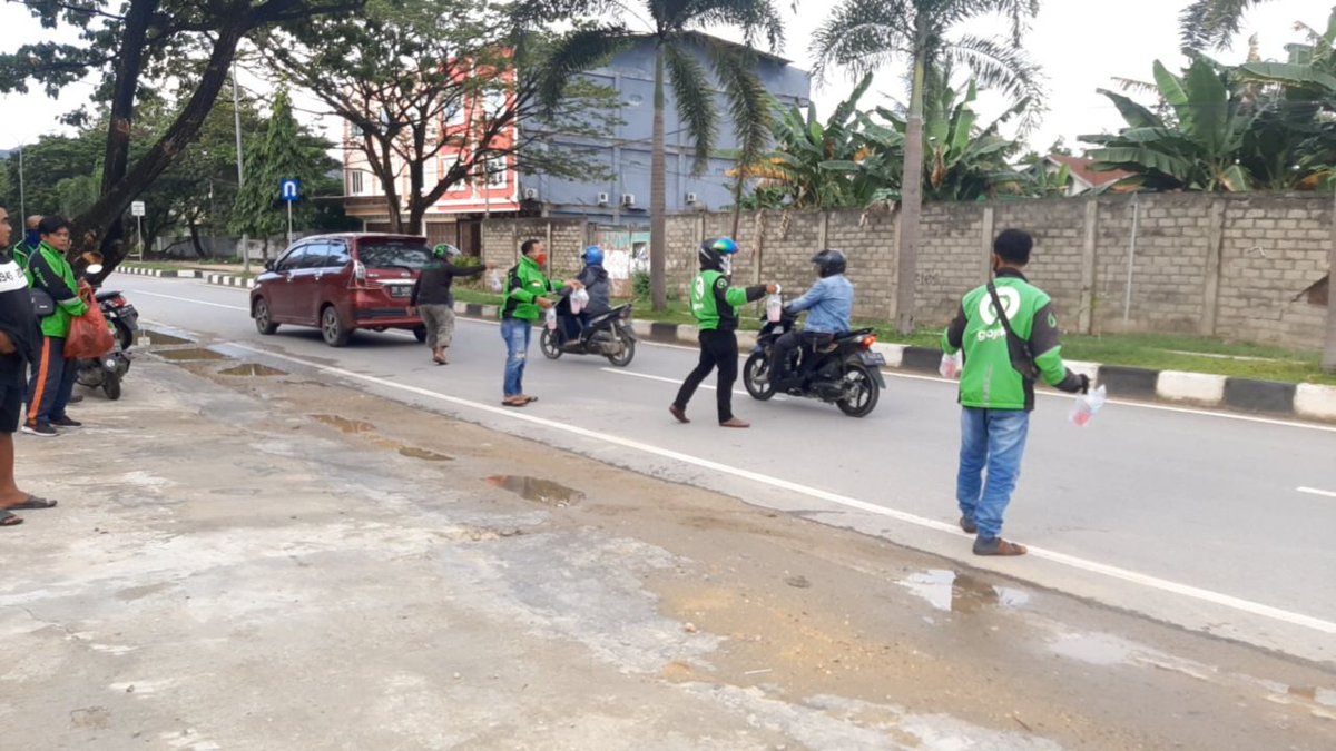 CanWidodo's tweet photo. GOJEK KENDARI...
berbagi Ta'jil Jelang buka puasa kpd Masy yg lewat.. Alhamdulillah..
#Ramadhan #hariKe2 #ojol #Kendari @kendarinews @KompasTVKendari @GojekOnTwitt @gojek24jam @LZoulid @lambe_ojol @lambeonlen @slankersdriver @Ojol_Gibah https://t.co/8m6ND1g8nR