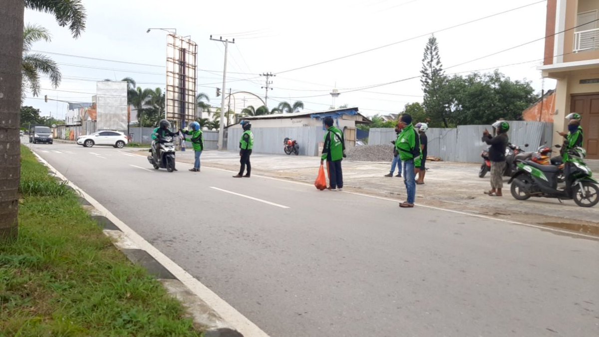CanWidodo's tweet photo. GOJEK KENDARI...
berbagi Ta'jil Jelang buka puasa kpd Masy yg lewat.. Alhamdulillah..
#Ramadhan #hariKe2 #ojol #Kendari @kendarinews @KompasTVKendari @GojekOnTwitt @gojek24jam @LZoulid @lambe_ojol @lambeonlen @slankersdriver @Ojol_Gibah https://t.co/8m6ND1g8nR