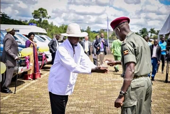 KuethPathot's tweet image. President M7 is showing live example on how to prevent the spread of COVID-19...
By using hand sanitizer 

Thanks 
Mr. President.