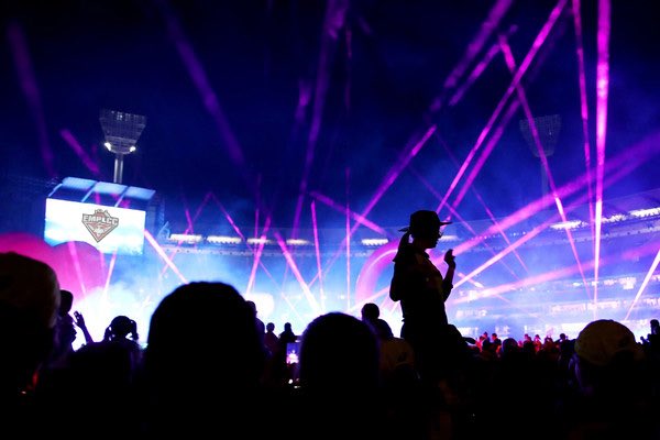 💃It’s now over to <a href="/MollyStrano/">Molly Strano</a> to lead the after party... 
🏆❤️🖤
#EMPawards #ScootToTheDoot