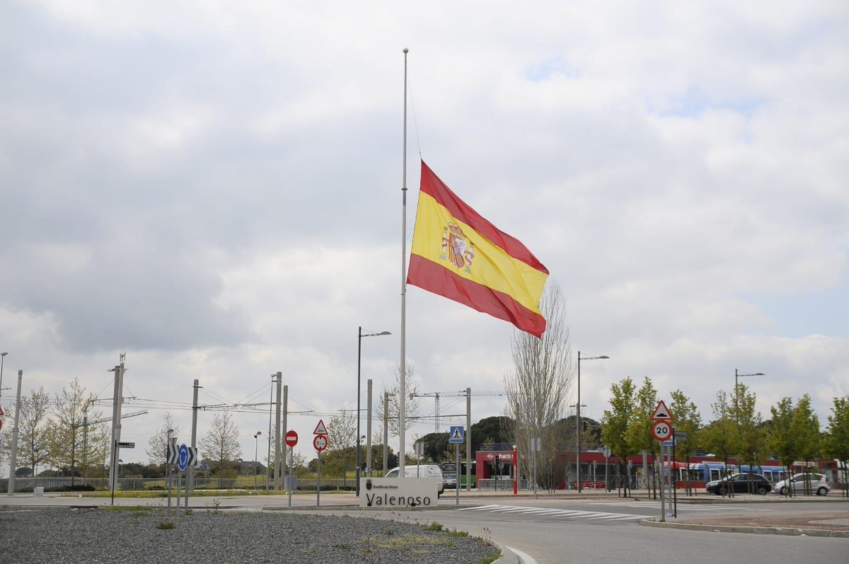 Aglezterol's tweet photo. 22.902 compatriotas fallecidos (al menos). Qué más tiene que pasar para que Sánchez decrete  #LutoNacional ??. Lo han hecho  ya muchos ayuntamientos, diputaciones y gobiernos autonómicos del @populares . #Covid_19 https://t.co/SY58SbwmCQ
