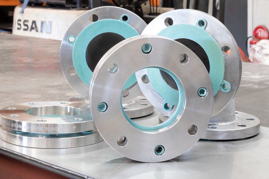 For any stainless steel pool accessories and plant equipment SpaFlo Ltd can deliver, like these 4” 316 AISI 90 flanged elbows. No job too big or too small #stainlesssteel #poolequipment #stainlesssteelspa #plantequipment #poolspecialist #ukmanufacturing #spaflo