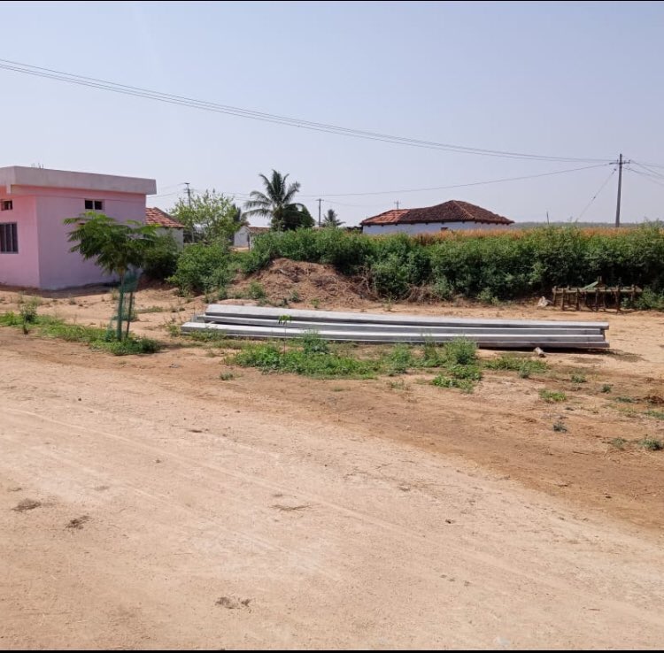 thiruapple05's tweet photo. గౌరవనీయులైన కేటీఆర్ సార్@KTRTRS గారికి  మాది సిరిసిల్ల జిల్లా వీర్నపల్లి మండలం అడవి పదిర గ్రామం మా గ్రామంలో ఇనుప కరెంట్ పోల్స్ తీసేసి కొత్త సిమెంట్ పోల్స్ వేస్తామని  వైర్లు కొత్త పెడతామని  ముప్పై రోజుల ప్రణాళిక మొదలు పెట్టిన రోజు చెప్పారు సార్ ఇప్పటి వరకు తీయలేదు@Collector_RSL https://t.co/fhFcfDjpAT