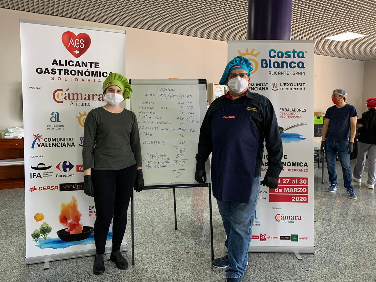 Donación de envases y alimentos del Restaurante Racó del Pla para Alicante Gastronómica Solidaria, que atiende ya a 1.400 personas cada día durante la crisis del coronavirus.
Poniendo nuestro granito de arena ☺️