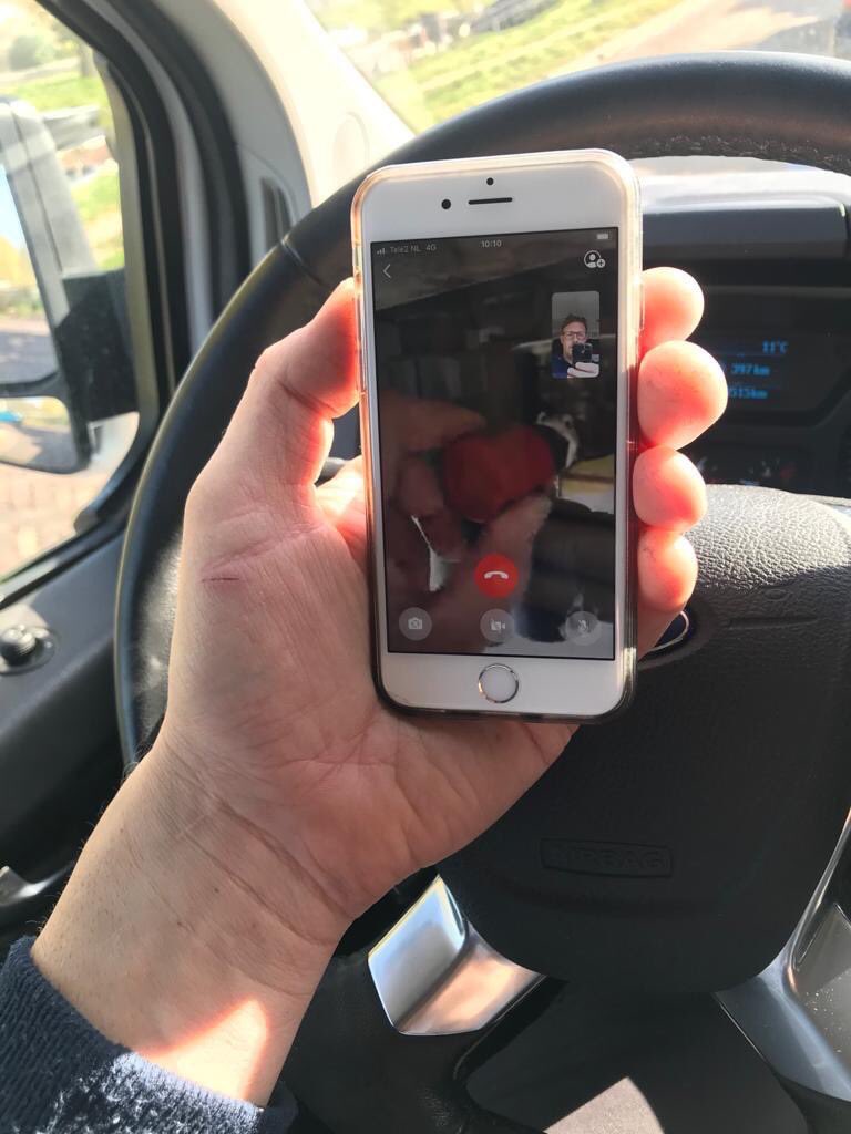 Al 43 huurders belden ons voor klushulp via beeldbellen! “Heel leuk om te doen, zegt onze vakman Flavio. Huurders bellen v hulp bij een lekkende kraan, vervangen van een lichtschakelaar of een rookmelder die niet werkt”. Ook hulp nodig? Bel ons via 020 215 00 00.