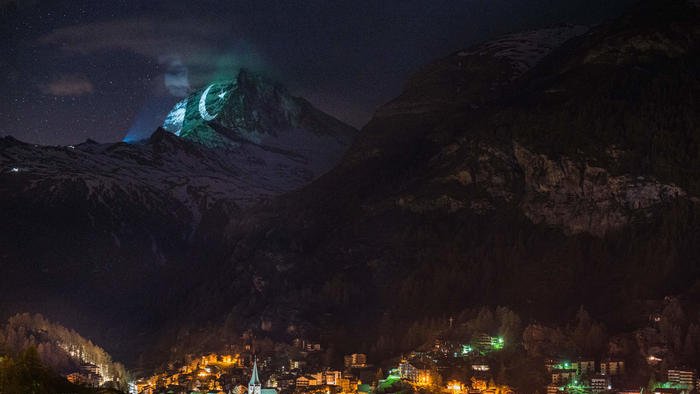 EverestToday's tweet photo. National flag of #Pakistan was illuminated on Matterhorn #Switzerland last night. 

© Light Art by Gerry Hofstetter / Photo: Michael Portmann. https://t.co/mAxAADqFuR
