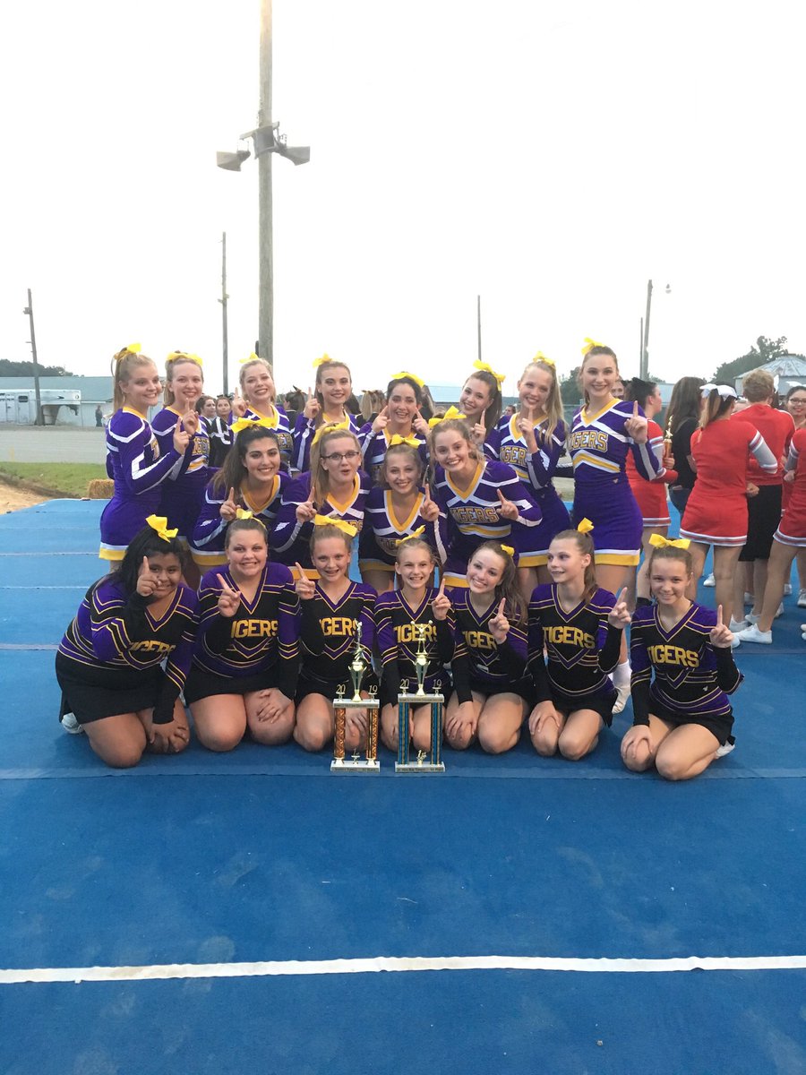 HolgateAthleti1's tweet photo. Today’s photos are to recognize our Holgate cheerleaders! What a great tradition they have established over the years! Way to go ladies!! @mshs_principal @HolgateSchools @H_ElemPrincipal @CoachHurst21 https://t.co/sWoMpsVgvd