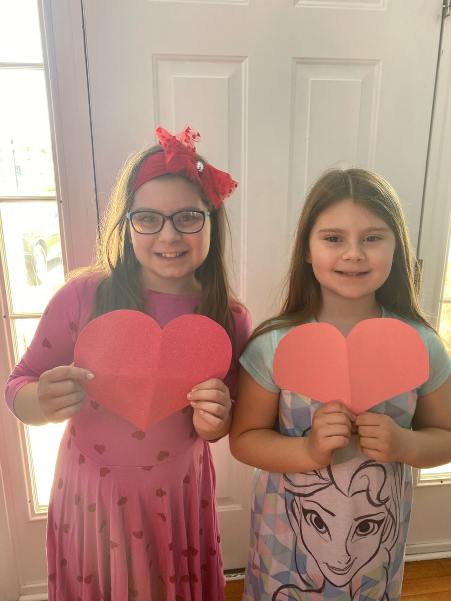 SyarAustin's tweet photo. Highlight of the week was sharing the @marysvillesu show with my students. We were going to see them live for reading 100k minutes as a school. So we made signs and watched their latest performance through Zoom. #artmatters #PTBM @MarysvilleEVSD @Edgewoodlib @Edgewood_ES https://t.co/IPRwALYPVp