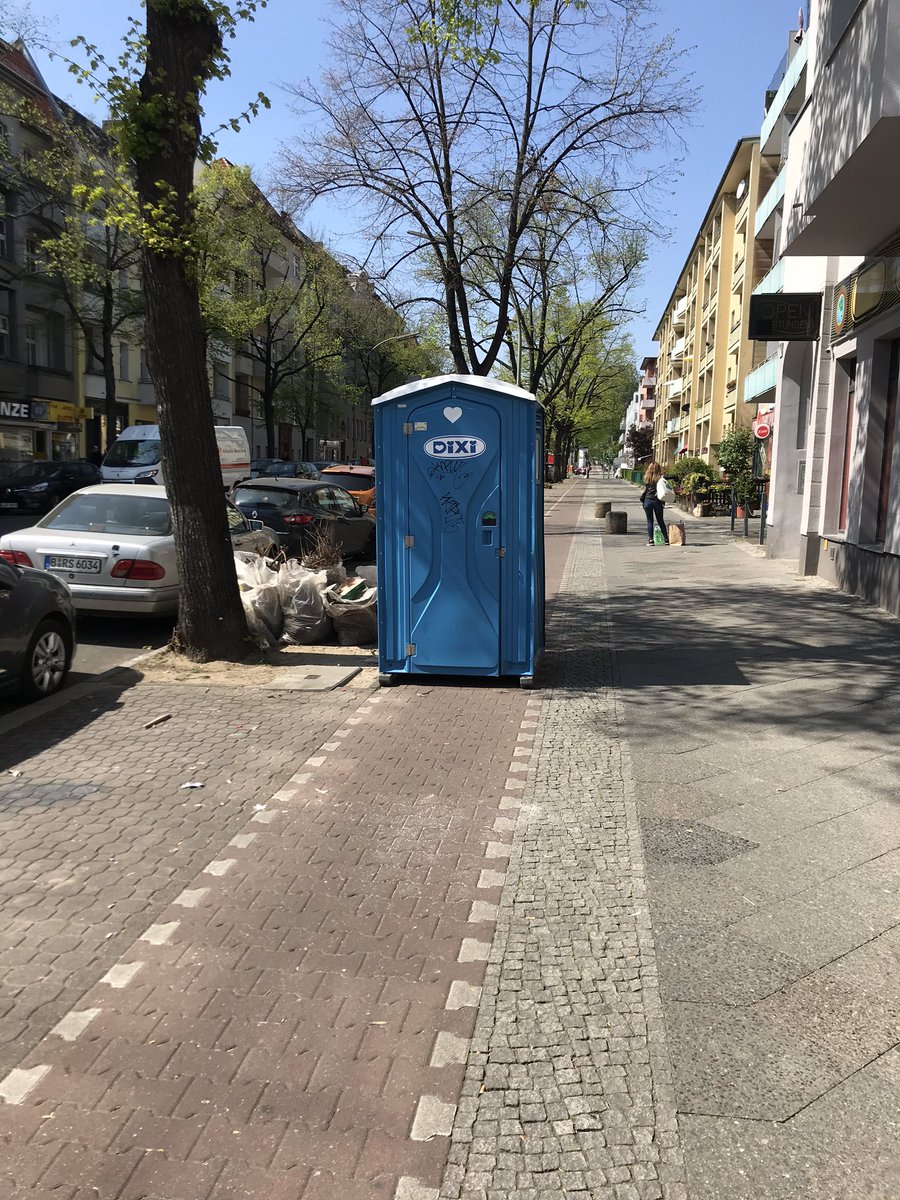 Während in Kreuzberg neue Radwege entstehen werden in Tempelhof Dixies auf dem Radweg abgestellt 🤦‍♂️ #fahrradalltag <a href="/radentscheid/">Volksentscheid Fahrrad</a> <a href="/rad_ts/">Radbezirk T/S</a>