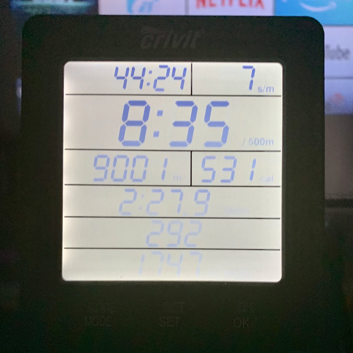 A nice 9k row session to kick start the day! 🚣‍♀️ 😀
#rowing #exercise #homegym