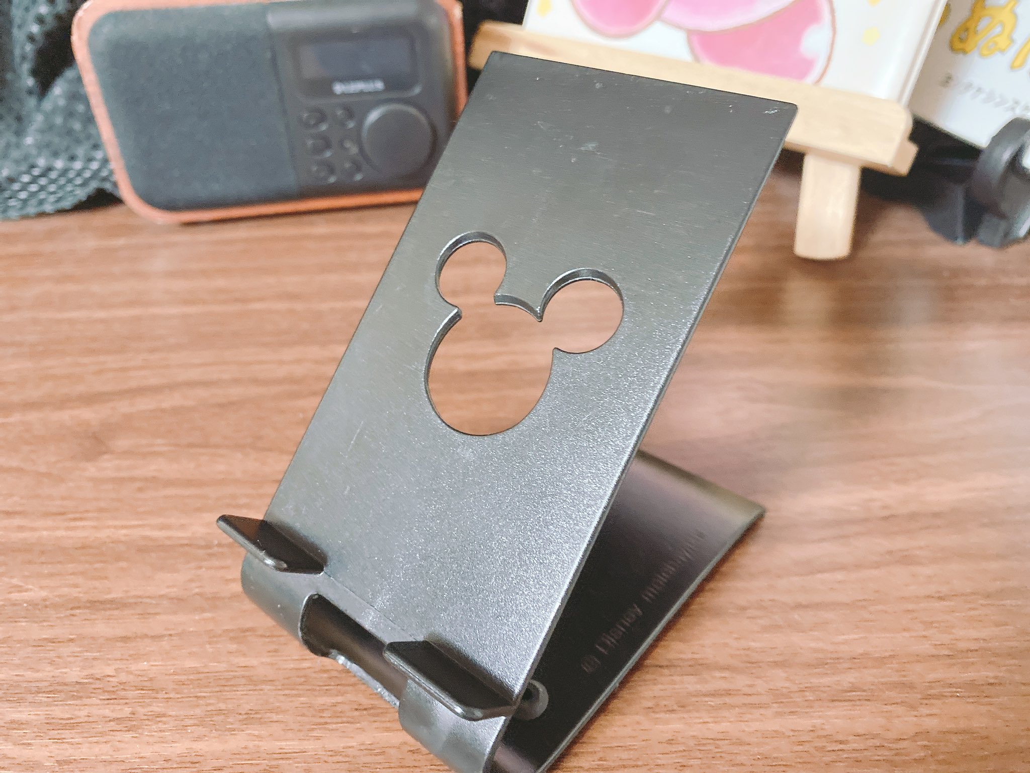 いおりぬタンホイザ 割と本気でおすすめなのが セリアのミッキーのスマホスタンド 素晴らしい程switchに向いてる テーブルモードで充電しながら遊べるし 角度も丁度いいから首が痛くならない もちろん100円だからみんな買おう T Co