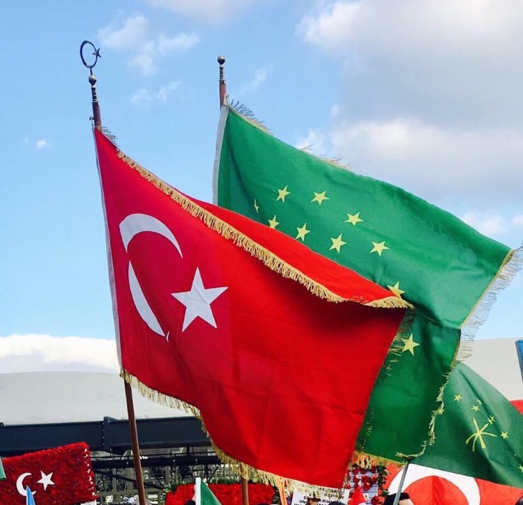 Tarihci1864's tweet image. Anlamayanlara!
Bizim,
Yani Çerkeslerin;
Kurucular arasında yer aldığımız Türkiye Cumhuriyeti Devleti ile, bayrağıyla, toprak bütünlüğüyle bir sorunumuz yok.
Devlet de, bayrak da, toprak da bizim kutsalımız.
Aynı şekilde Çerkesliğe dair her şey!
 #25NisanÇerkesBayrağıGünü