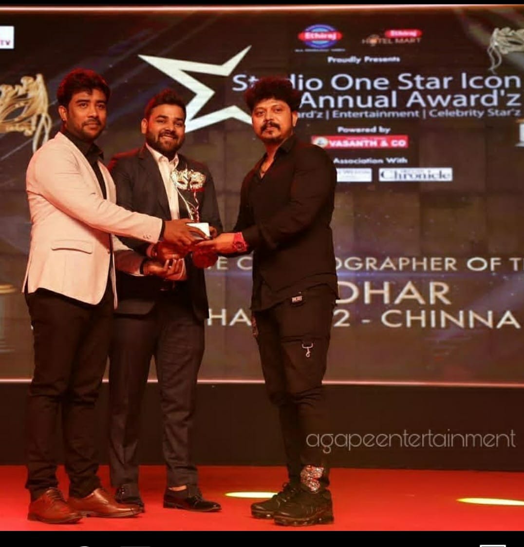 spp_media's tweet photo. It' s time to Share a Perfect #Throwback Picture of our #SridarMaster While Receiving the Award for #SSIA2020 Best Choreographer!
@Sridharmaster3
@spp_media https://t.co/QYaM9jqGQS