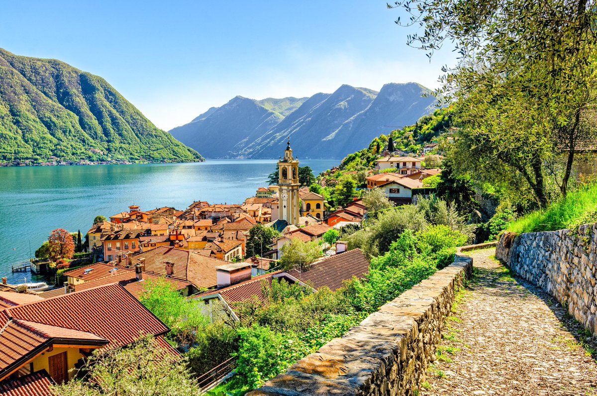 La bellissima passeggiata della <a href="/GreenwayComo/">Greenway Lake Como</a> del lago di Como 🏞  che ci porta a scoprire antichi #borghi, #ville, #giardini e chiese immersi in un suggestivo #paesaggio naturale 😍🇮🇹
•
L’avete mai fatta? 
•
#discoverthelake with #lariusway 🙌🏻
•
#lagodicomo