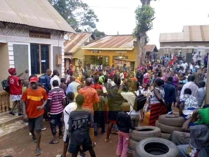 Juliebristolsb1's tweet photo. Protests in Mityana Constituency... Folks are demanding for the immediate demand of #HonZaake
#FreeHon.Zaake https://t.co/ezhxYlwyu5