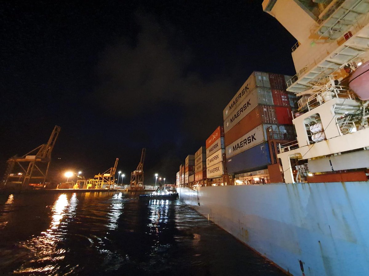 PortsSCTenerife's tweet photo. #ElPuertoNoPara ⛴️ 1.341 contenedores en el TCTenerife entre carga y descarga. Se han usado 10 manos de trabajo, contando con unas 110 personas para un trabajo que finalizará mañana a primera hora, previsiblemente.
📸 Fotografías de @morin120
#PuertosDeTenerife #TenerifePorts https://t.co/jmnvNFqQom