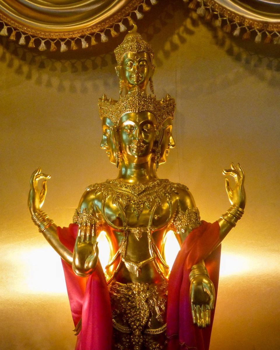 #GoldenStatue of #PhraPhrom at #WatYannawa. Phra Phrom is the Khmer and Thai representation of #Brahma, the #creatorgod in #Hinduism.⁣
⁣⁣⁣⁣
⁣👉 discoveringbangkok.com/wat-yannawa-th… ⁣
⁣⁣
⁣📷 instagram.com/p/B_Zs6fEhTV0/ ⁣
⁣⁣
⁣⁣#discoveringbangkok #vessel #junk #templesofbangkok