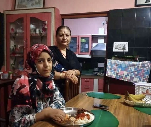 pathan_sumaya's tweet photo. A hindu lady wake up early morning to feed Sehri to a muslim girl. 

Love will win Insha Allah.  #RamzanMubarak #StaySafe #ramadankareem https://t.co/Dsonosjpe0