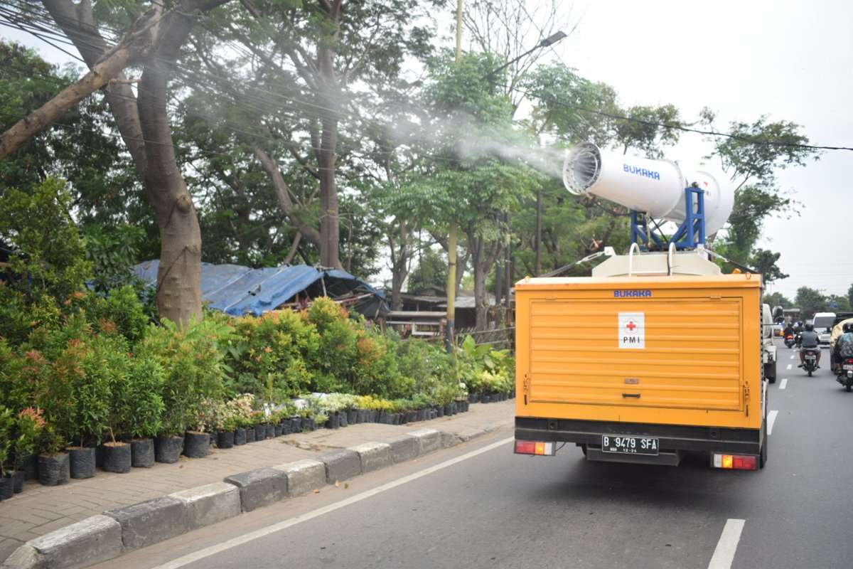 Untuk memutus rantai penyebaran virus corona (Covid-19), Palang Merah Indonesia (PMI) Kota Tangerang melakukan penyemprotan cairan disinfektan di jalan protokol yang ada di wilayah Kota Tangerang, Sabtu,( 25/04/2020 )
#cegahcovid19 #pmisiapbantu #tanyapmi