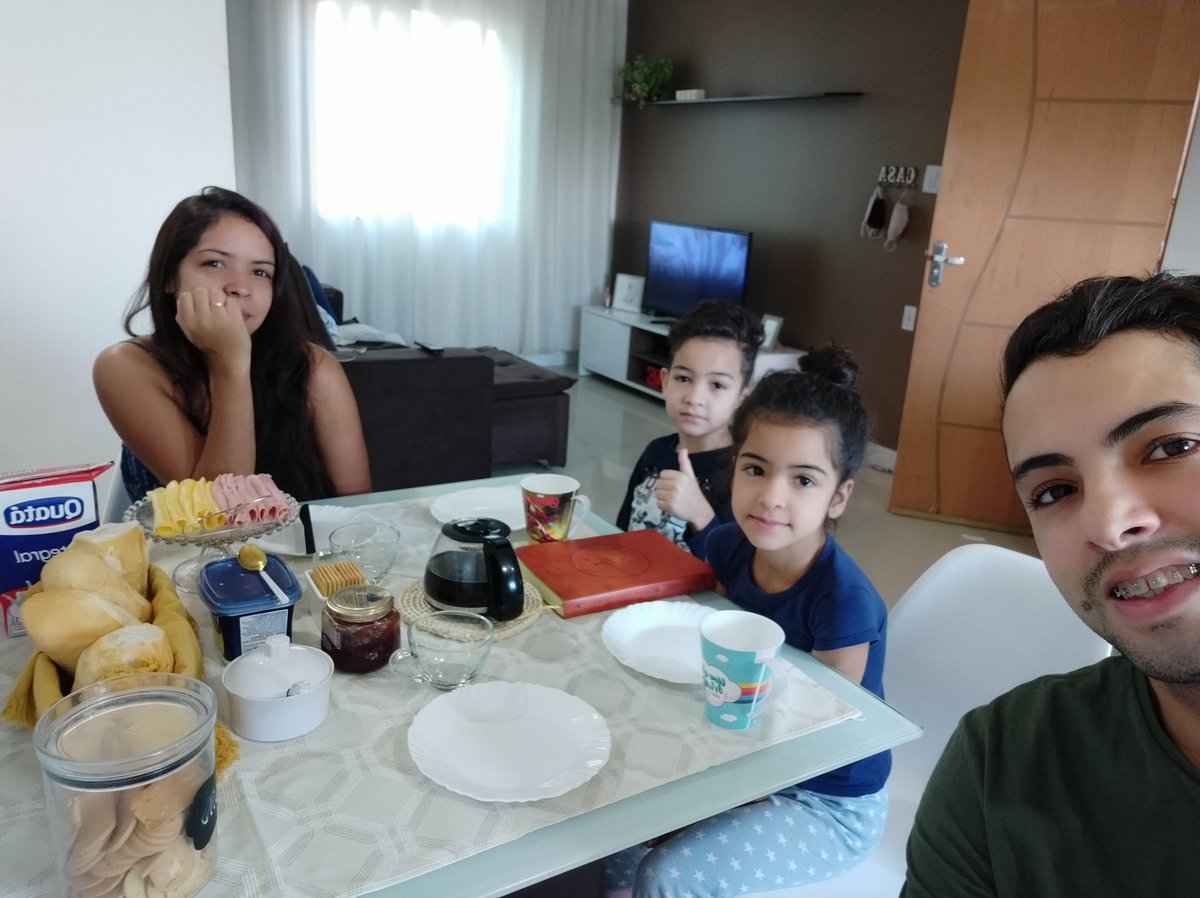 Nada melhor que acordar, tomar café em família e agradecer a Deus por mais um dia.