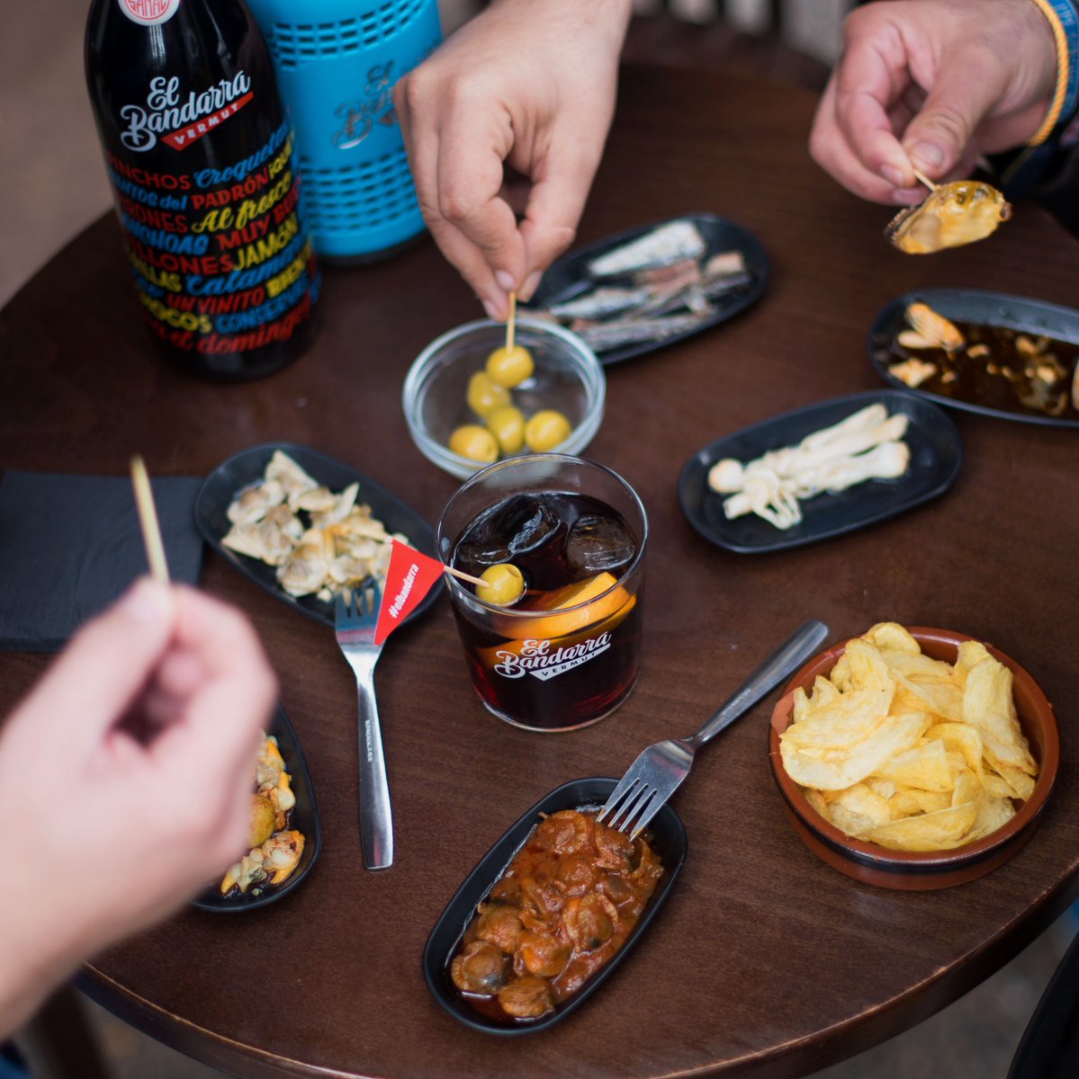 elbandarra's tweet photo. A la hora del #vermut es importante estar siempre bien rodeado. #elbandarra #democraticwines #wehaveadrink #vermutoclock #barbalcón #yomequedoencasa    #confinamiento https://t.co/i3qLaVxkoZ