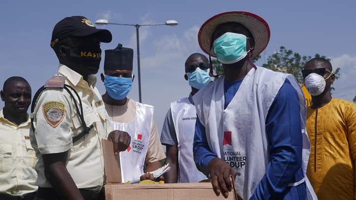 Covid19Nvg's tweet photo. While wishing the Muslim faithfuls a blissful Ramadan worship, NVG_Covid19 presented food items to members of @PoliceNG and other security outfits at check points who ensure the stay at home directives of the government. @NigeriaGov @FMHDSD @Fmohnigeria @hafsatmbaba @KASTLEA1 https://t.co/t4m44CKWTH
