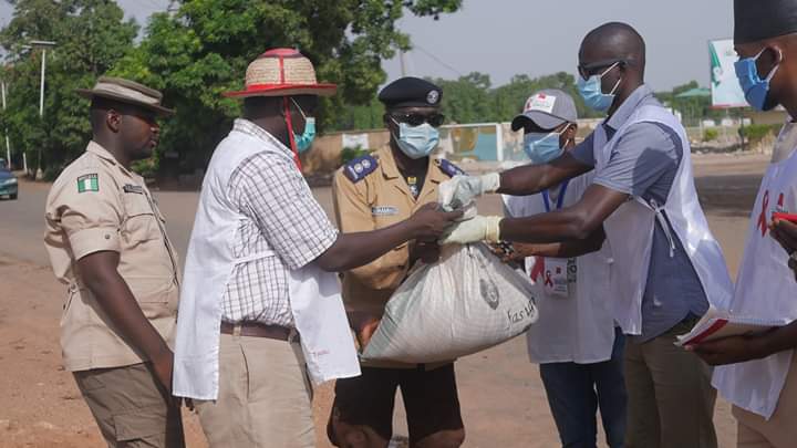 Covid19Nvg's tweet photo. While wishing the Muslim faithfuls a blissful Ramadan worship, NVG_Covid19 presented food items to members of @PoliceNG and other security outfits at check points who ensure the stay at home directives of the government. @NigeriaGov @FMHDSD @Fmohnigeria @hafsatmbaba @KASTLEA1 https://t.co/t4m44CKWTH