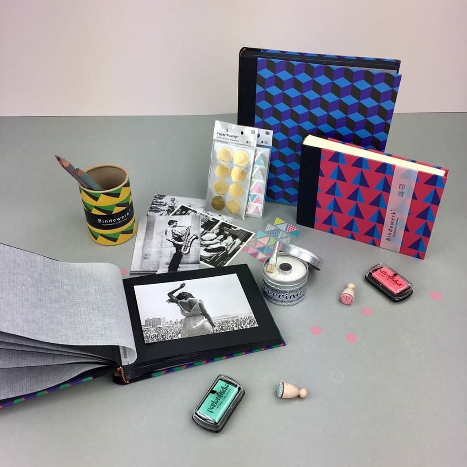 Wenn die Sonne mal Pause macht, bieten unsere herrlichen Fotoalben von Bindewerk Gelegenheit endlich mal Fotos einzukleben und nach Herzenslust mit fröhlichen Stempeln und Stickern zu gestalten. 

#Papierliebe #Bindewerk #Stempelfieber