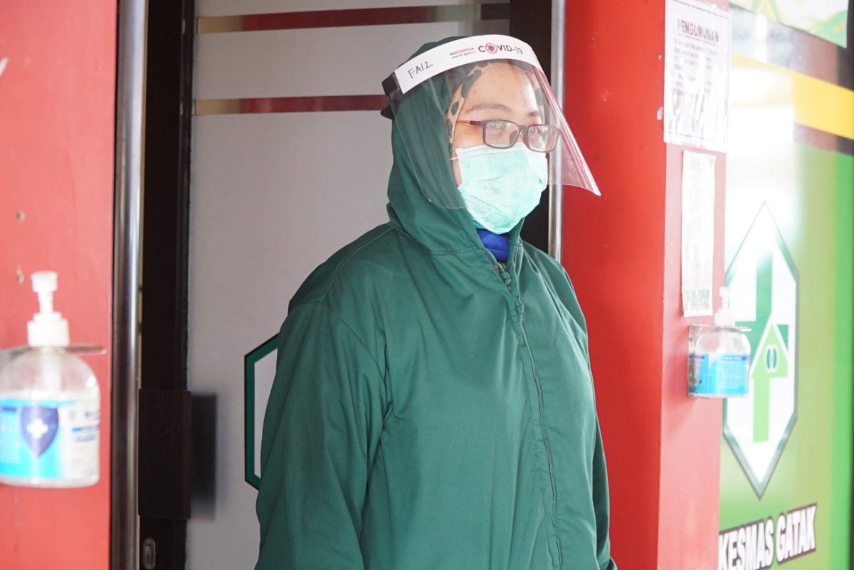 Kita bisa menikmati hidangan buka puasa di rumah sembari bercengkerama dg orang-orang tersayang. Tapi mereka, yg saban hari tubuhnya berbalut hazmat, mungkin dua hari ini menunda berbuka demi menjalankan tugas negara.
Mari doakan mereka dan dukung mereka dengan tetap #dirumahaja