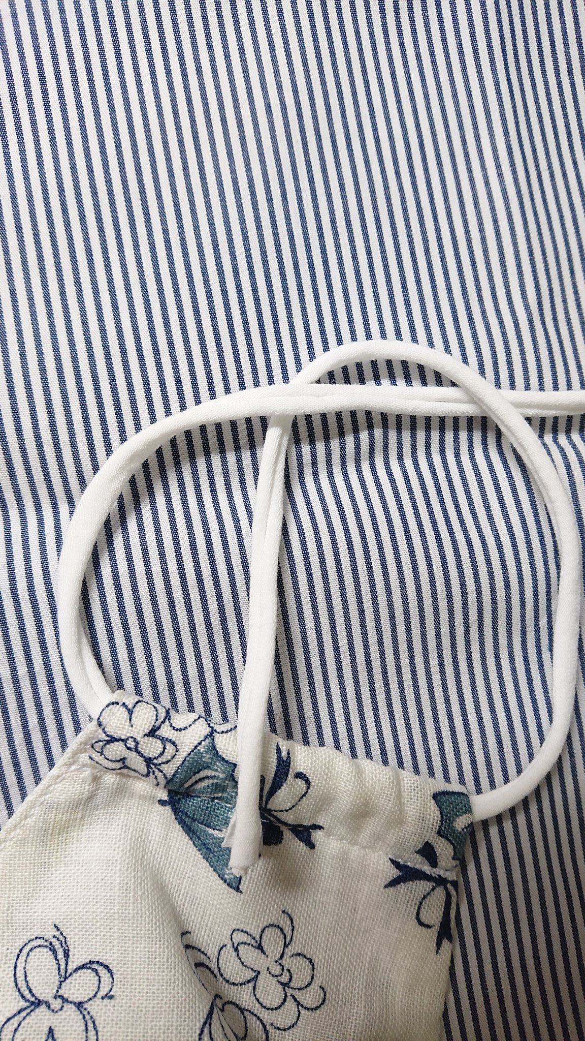 ムクム 昨日紹介した 調節出来るマスクゴム結び方 です 紐先を上からくるっと回して結んで締めます 片側も同じように結びます 以上です 今日の活動 手作りマスク マスクゴム代用