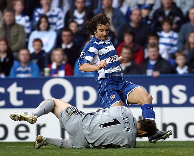 The 2006/07 season was close to being Čech's last one. Chelsea faced Reading on the 14th October at the Madejski Stadium. Čech collided with Hunt inside Chelsea's penalty area within the first minute. He was stretchered off the pitch and underwent surgery for a skull fracture.
