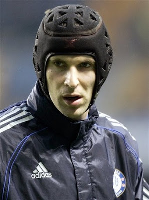 He made his return against Liverpool in a 2-0 loss on the 20th January.On 11 April 2007, Čech was awarded the Premier League Player of the Month for the first time in his career, in recognition of his eight successive league clean sheets.